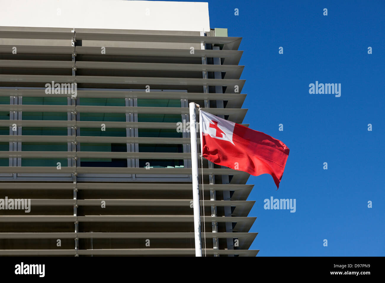 Nuku alofa edificio e bandiera Tongan contro il cielo blu Foto Stock