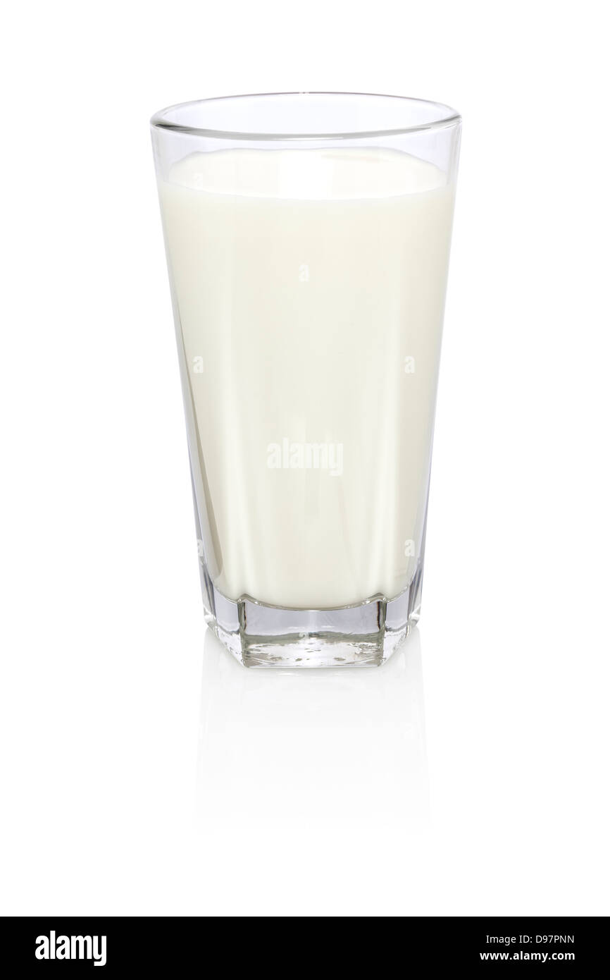 Un bicchiere di latte - bicchiere di latte isolato su bianco con percorso di clipping. Foto Stock