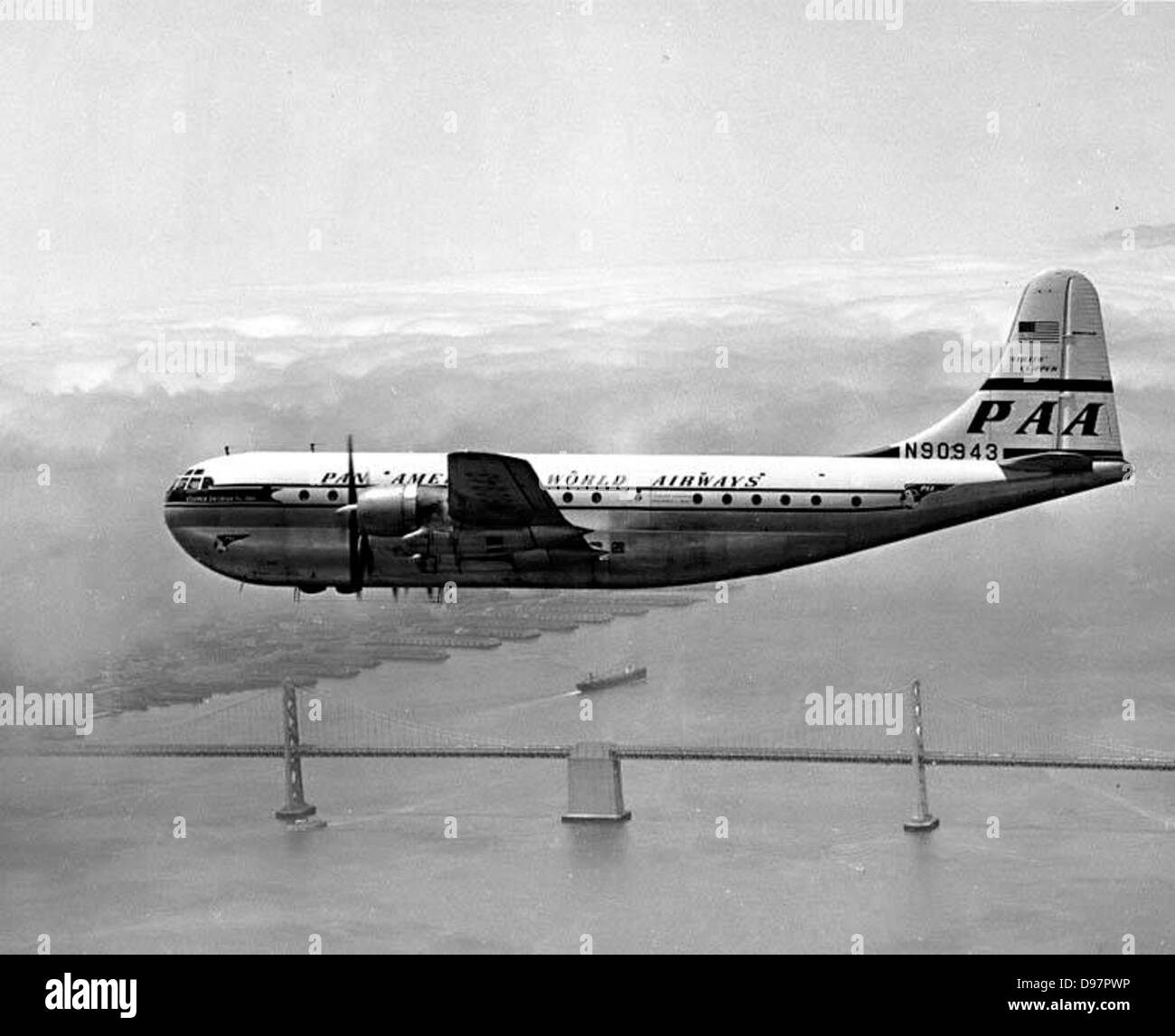 Pan American Airways Boeing 377 Stratocruiser su San Francisco-Oakland Bay Bridge Foto Stock