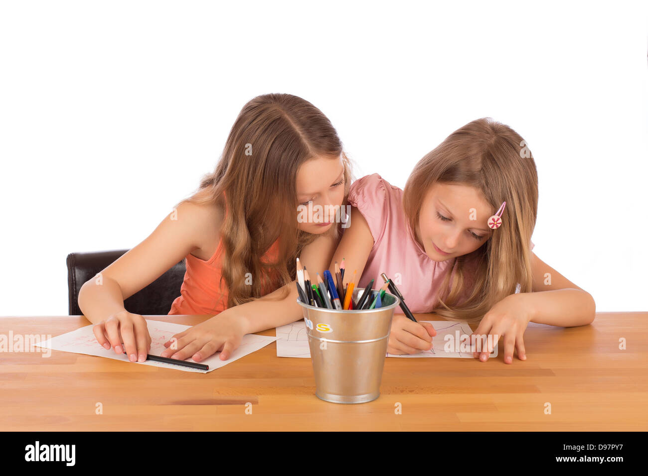 Big Sister cerca di copiare il disegno della sua sorella più piccola. Isolato su uno sfondo bianco. Foto Stock