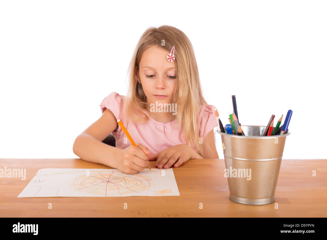 Bambino disegnare una bella immagine su un tavolo di legno. Isolato su uno sfondo bianco. Foto Stock