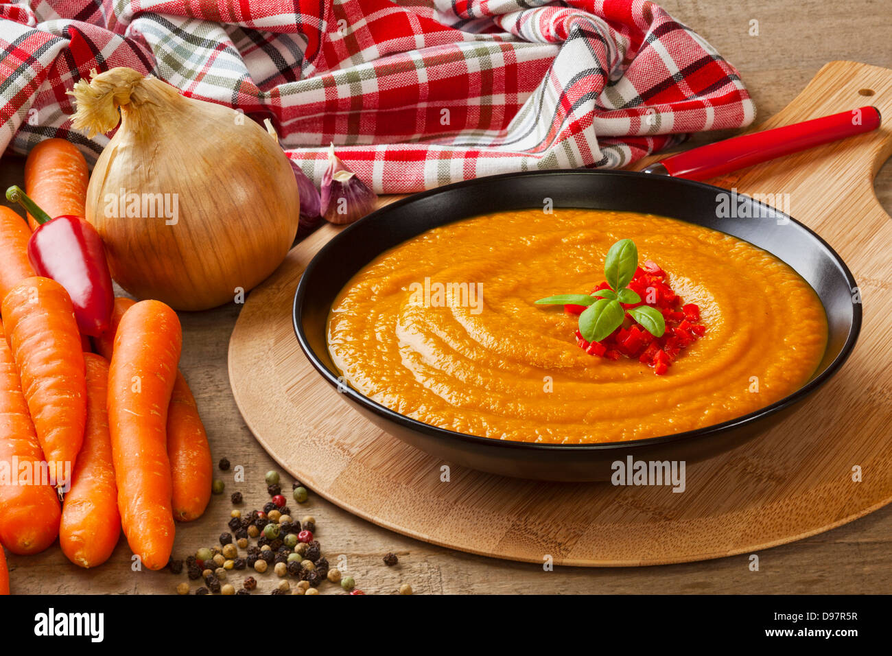 Arrosto di zuppa di carota - spesso arrosto zuppa di carota con i suoi ingredienti, carote, cipolle. il peperoncino e aglio. Foto Stock