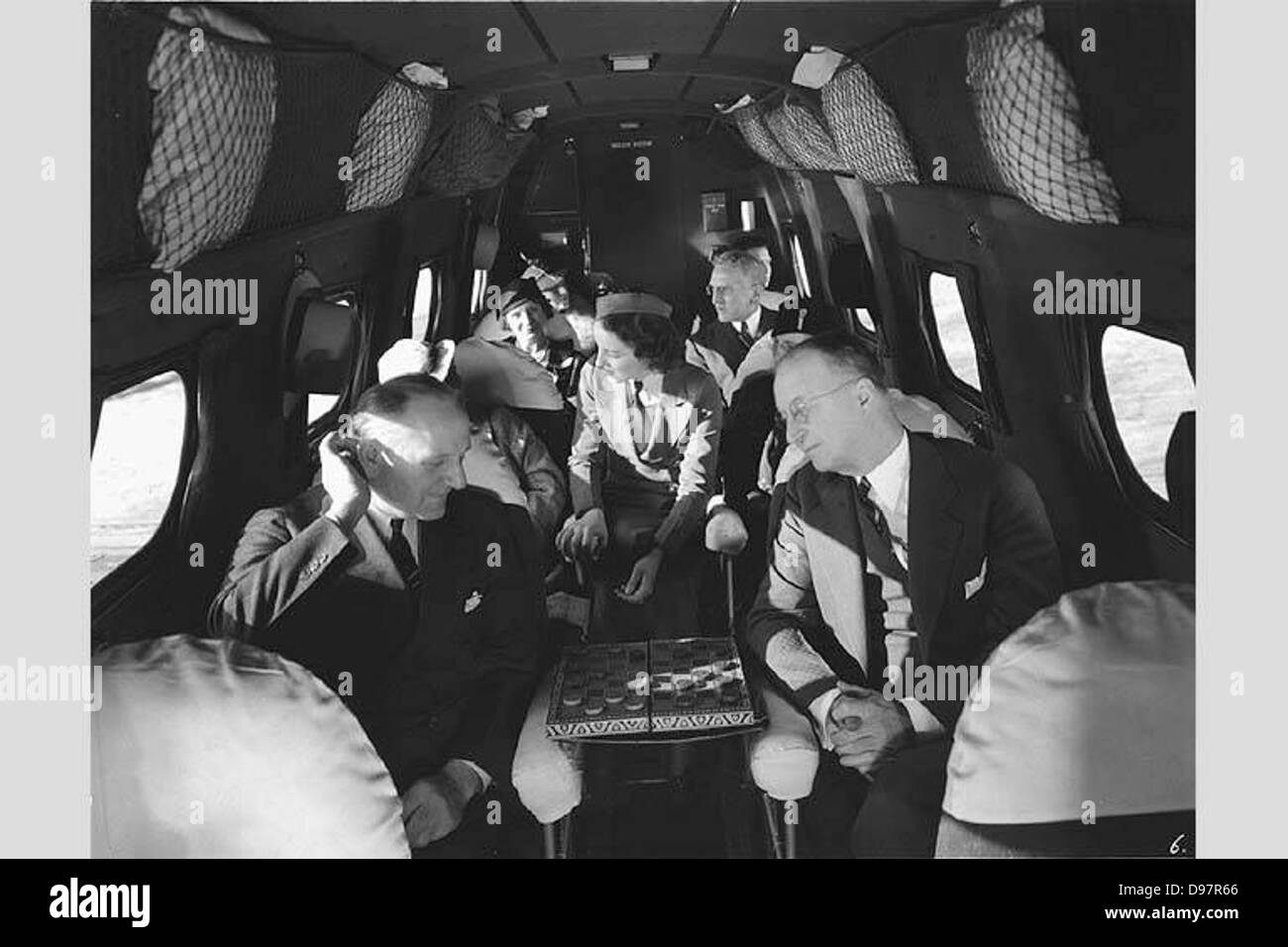Questa fotografia cattura l'area interna dei posti a sedere dei passeggeri di un aereo Boeing 247, con il design iniziale delle cabine degli aerei e la disposizione dei posti a sedere per i passeggeri durante i primi giorni del viaggio aereo. Foto Stock Questa fotografia cattura l'area interna dei posti a sedere dei passeggeri di un aereo Boeing 247, con il design iniziale delle cabine degli aerei e la disposizione dei posti a sedere per i passeggeri durante i primi giorni del viaggio aereo. Foto Stock