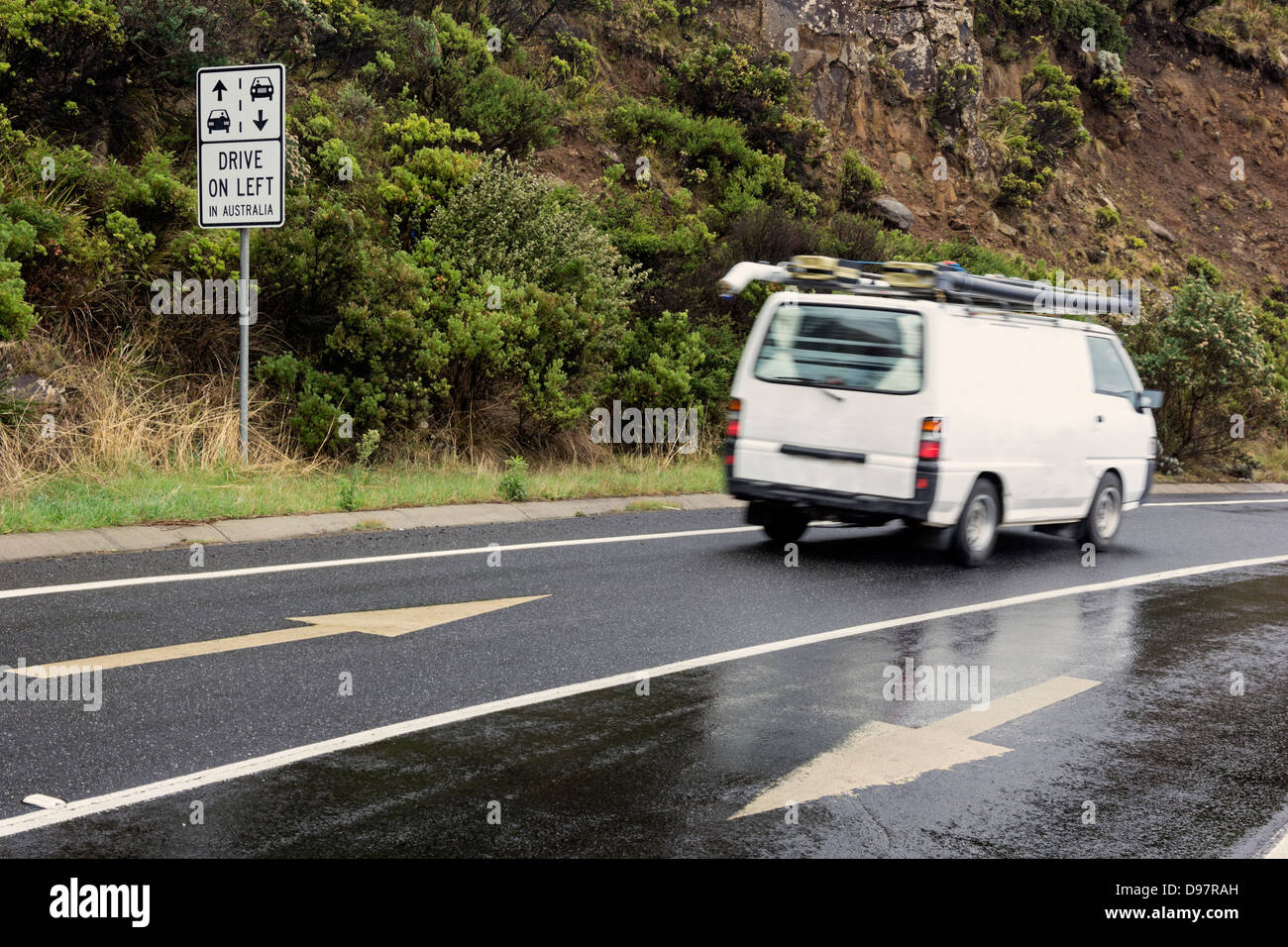 Guida a sinistra in Australia segno bianco e il camper Foto Stock