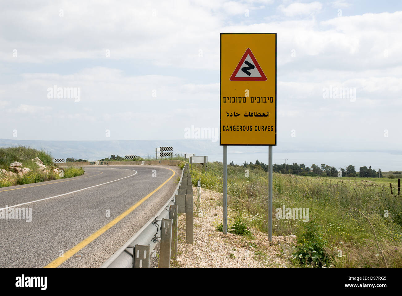 Cartello stradale su curve pericolose in autostrada di Israele Foto Stock