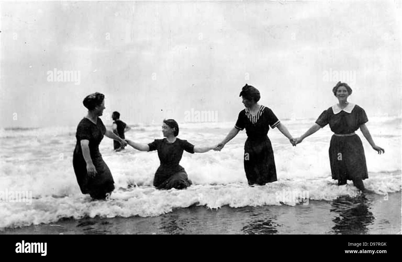 Le donne in costumi da bagno in Oceano Pacifico presso Moclips Foto Stock