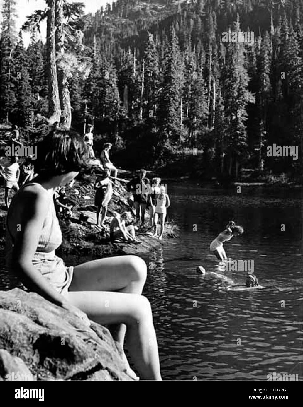 Gli uomini e le donne in costumi nuoto a Lake Mary Foto Stock