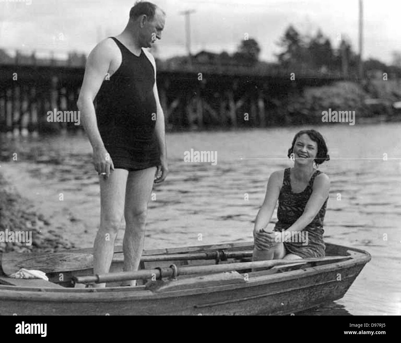 L uomo e la donna in costume da in una barca a remi vicino a Tacoma, Washington Foto Stock