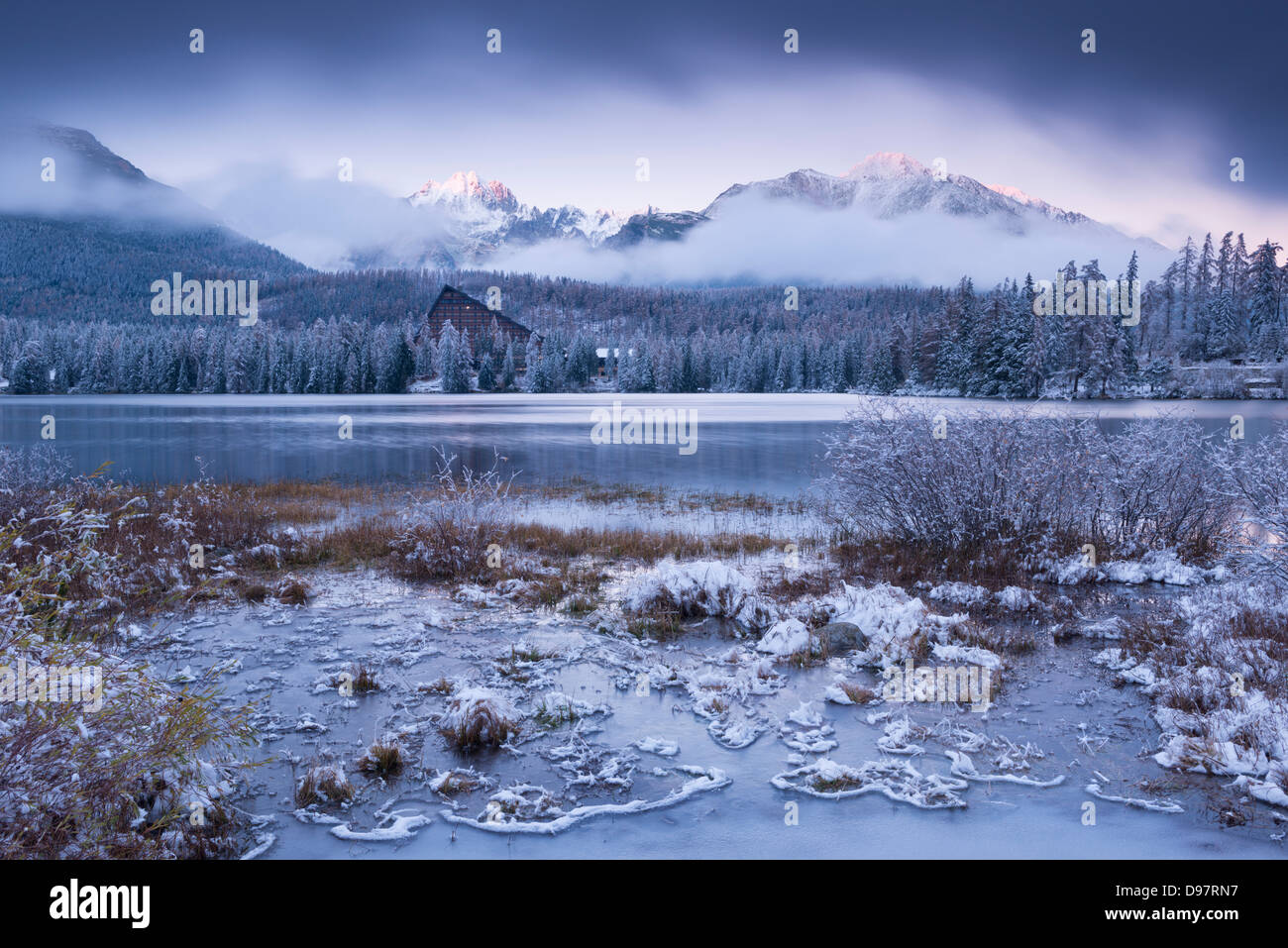 In inverno la neve e il ghiaccio al villaggio di Strbske Pleso negli Alti Tatra, la Slovacchia, l'Europa. Inverno 2012. Foto Stock
