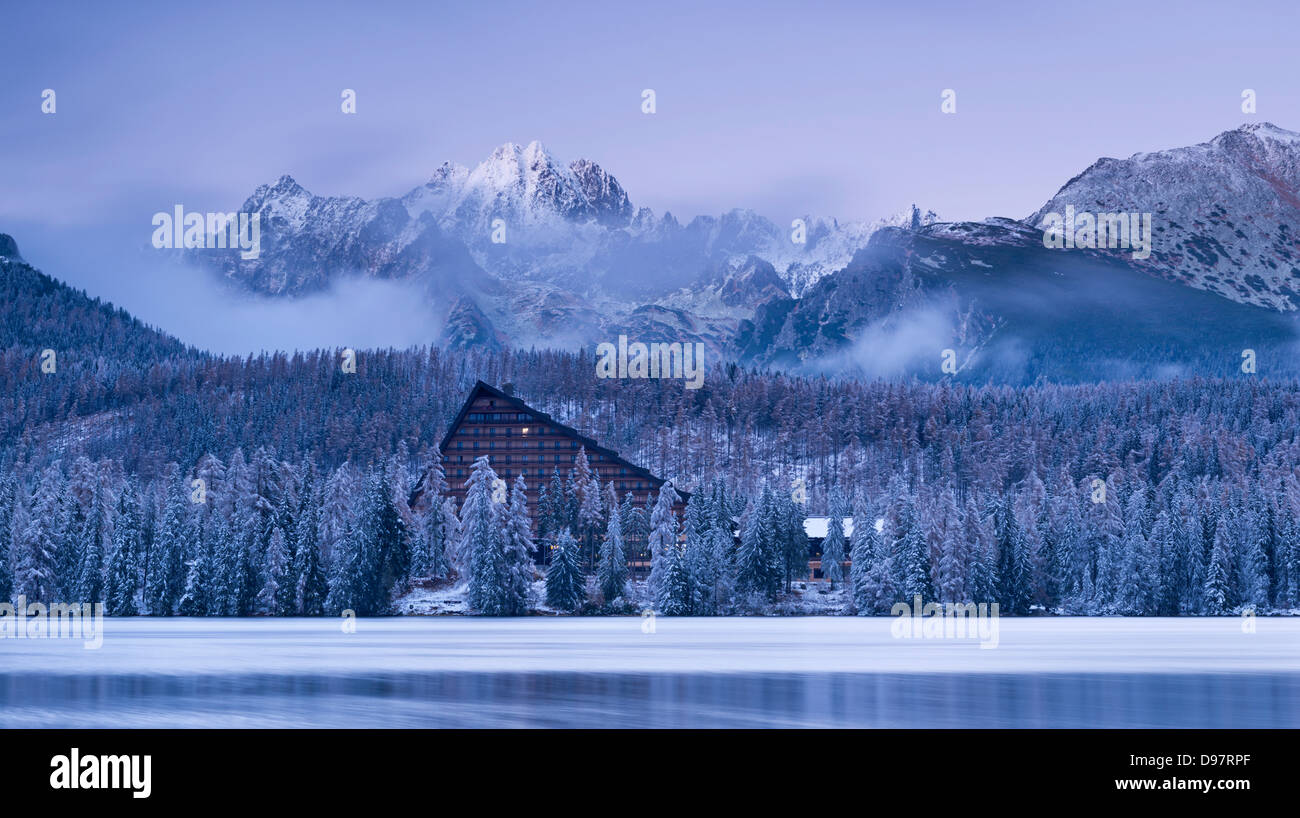 Il villaggio di Strbske Pleso il lago e le montagne in inverno nevicata, Alti Tatra, la Slovacchia, l'Europa. Novembre 2012 Foto Stock