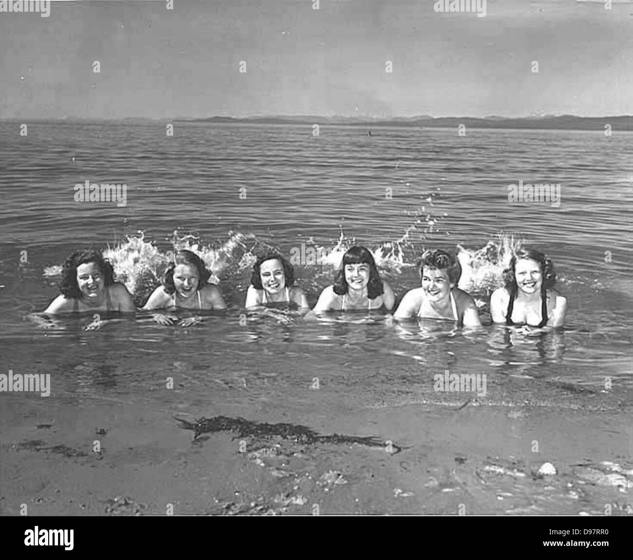 Le donne in acqua a Qualicum Beach, Isola di Vancouver Foto Stock