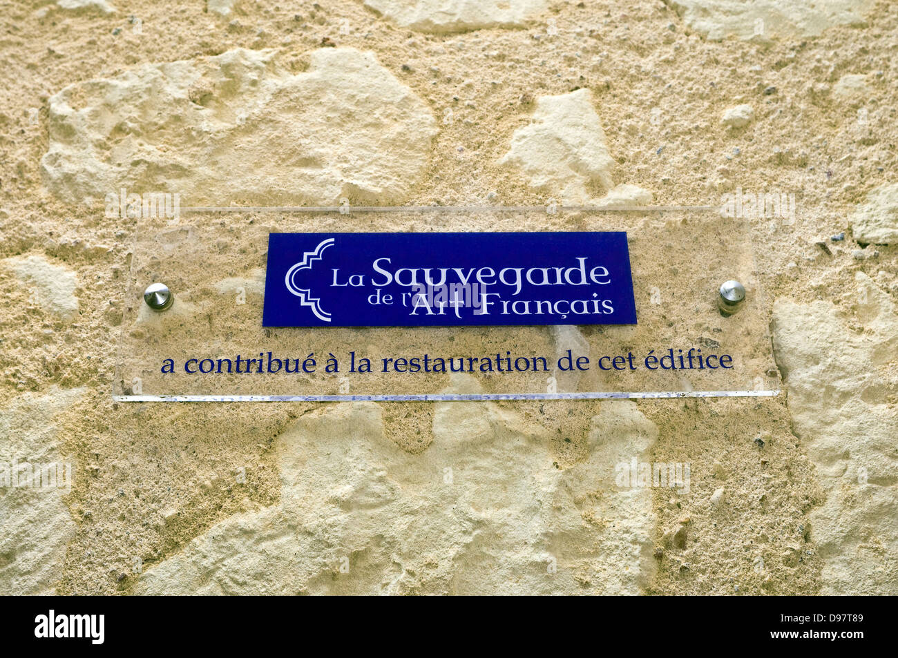 'La Sauvegarde de l'art francais" (Salvataggio di arte francese) segno sulla parete della chiesa - Francia. Foto Stock