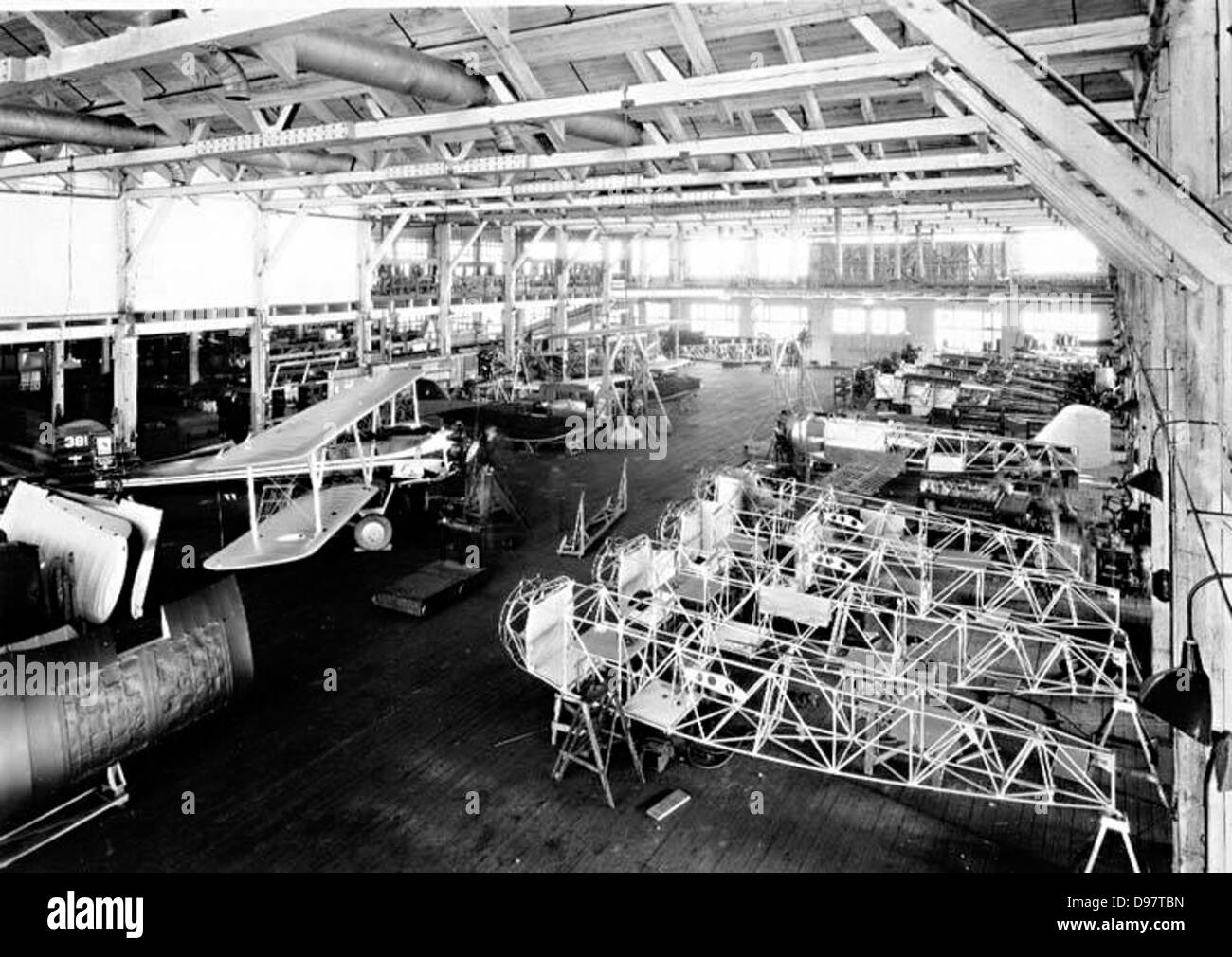 L'interno dello stabilimento Boeing Airplane Co. Di Seattle, Washington, mostra il processo di produzione degli aerei durante la prima metà del XX secolo. La fotografia evidenzia le linee di assemblaggio e la produzione dell'industria aeronautica presso Boeing. Foto Stock