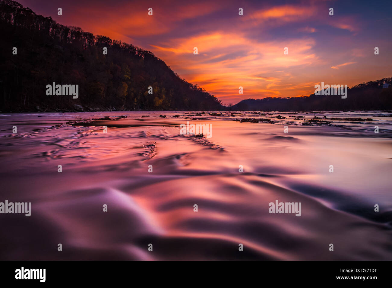 Esposizione a lungo sul fiume Shenandoah al tramonto, da Harper's Ferry, West Virginia. Foto Stock