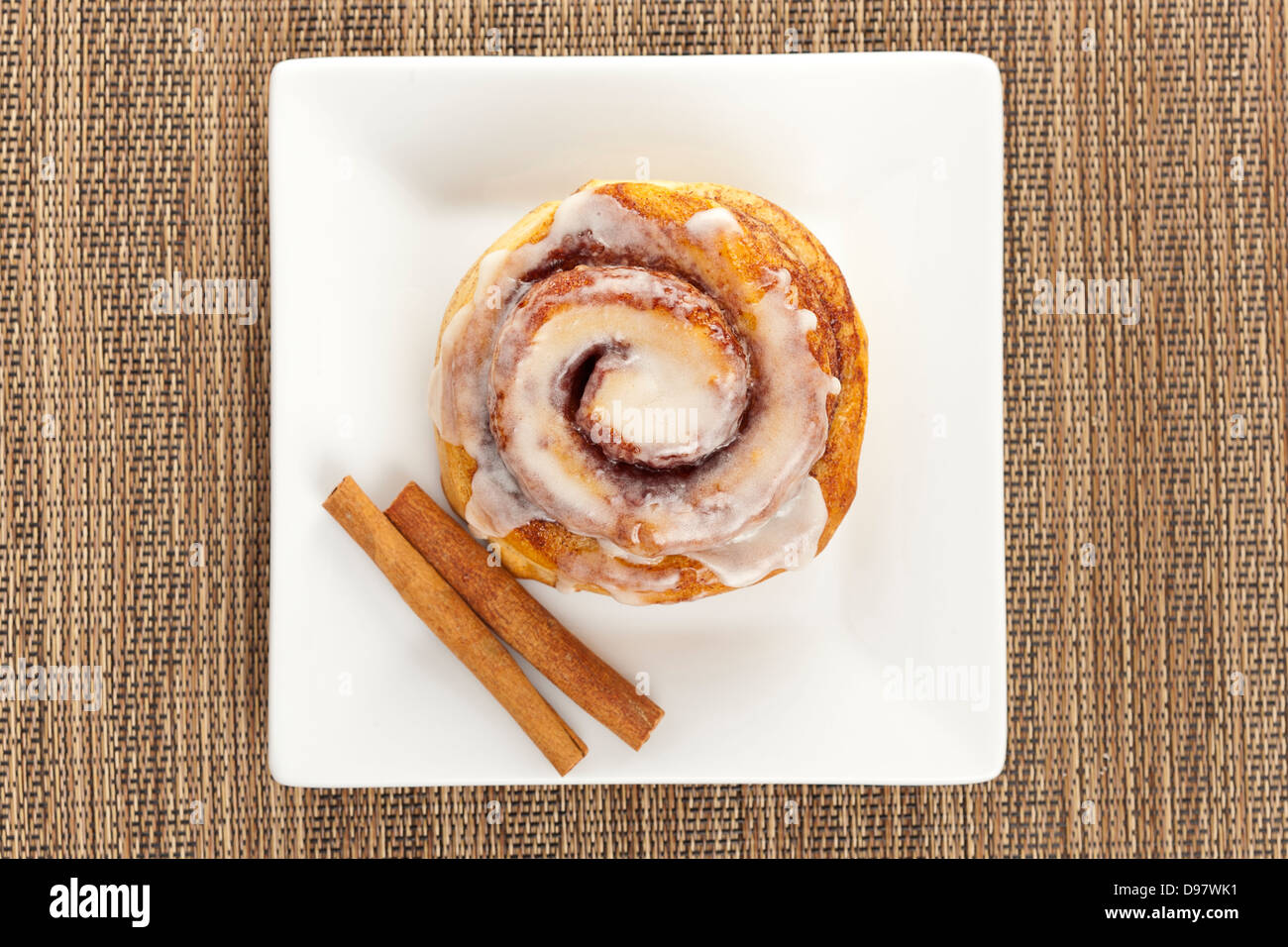 Freschi Fatti in casa Panini alla Cannella realizzato per la prima colazione Foto Stock