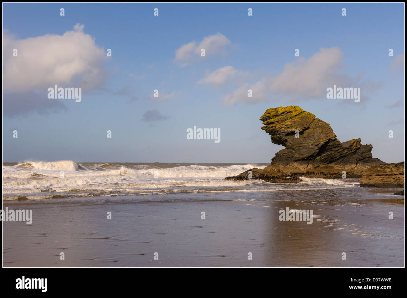 Carreg Bicca, Llangrannog, West Wales, Ceredigion, spiaggia, le onde di sabbia il percorso costiero urdd baia mare nuvole Foto Stock