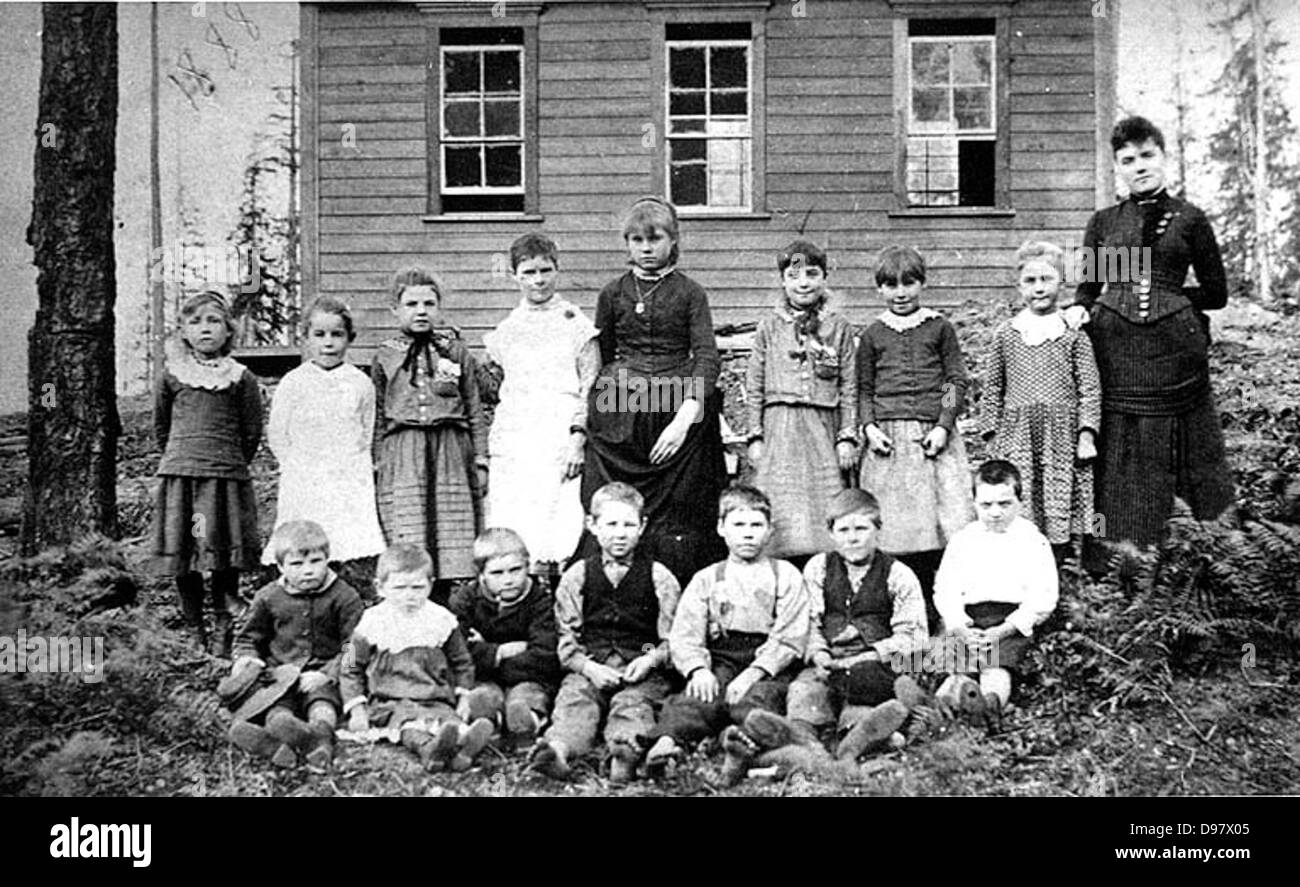 Questa immagine mostra la prima scuola di Edmonds, Washington, che mostra un gruppo di bambini in una classe. Fornisce uno sguardo sulla prima educazione in città. Foto Stock