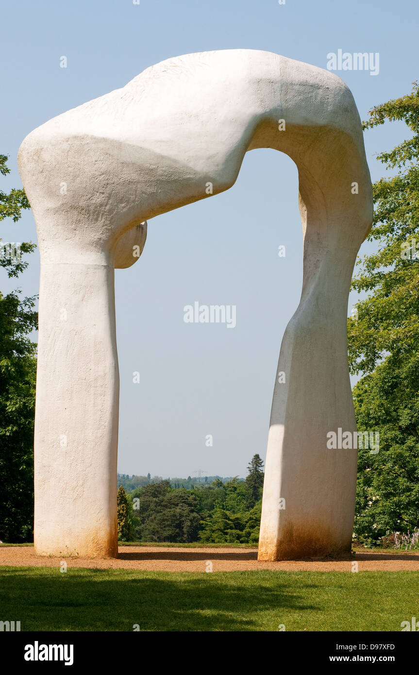 Henry Moor la scultura "l'ARCH' su Battleston Hill, Wisley giardino, Surrey, Regno Unito Foto Stock