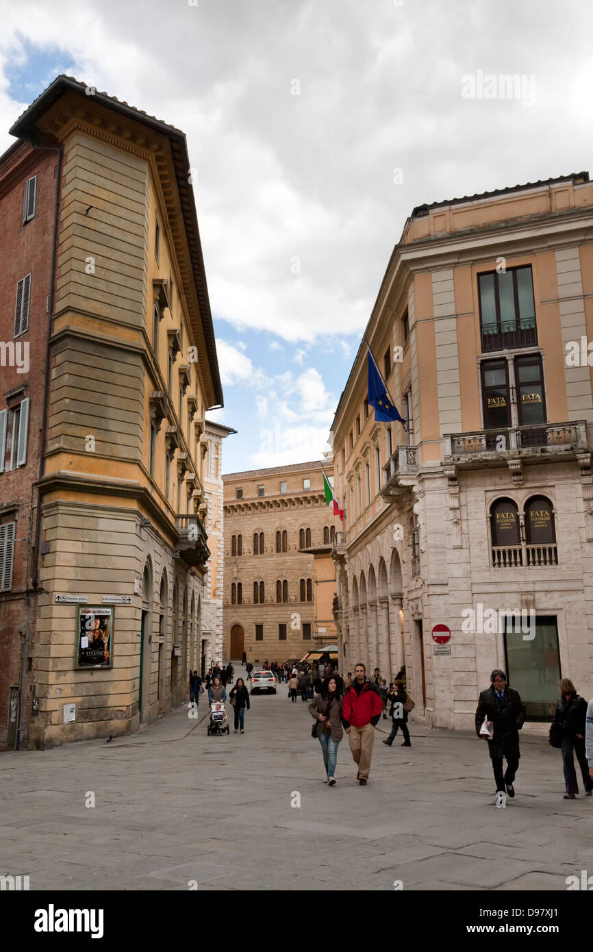 Le strade del centro medievale di Siena, Toscana, Italia Foto Stock
