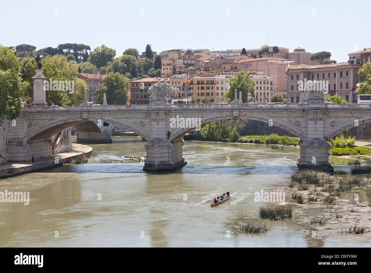 Ponte Vittorio Emanuele II, il fiume Tevere, Roma, Italia Foto Stock