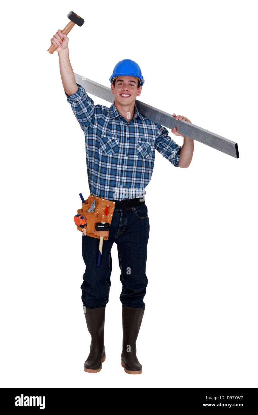 Felice lavoratore manuale sollevamento martello sopra la testa Foto Stock