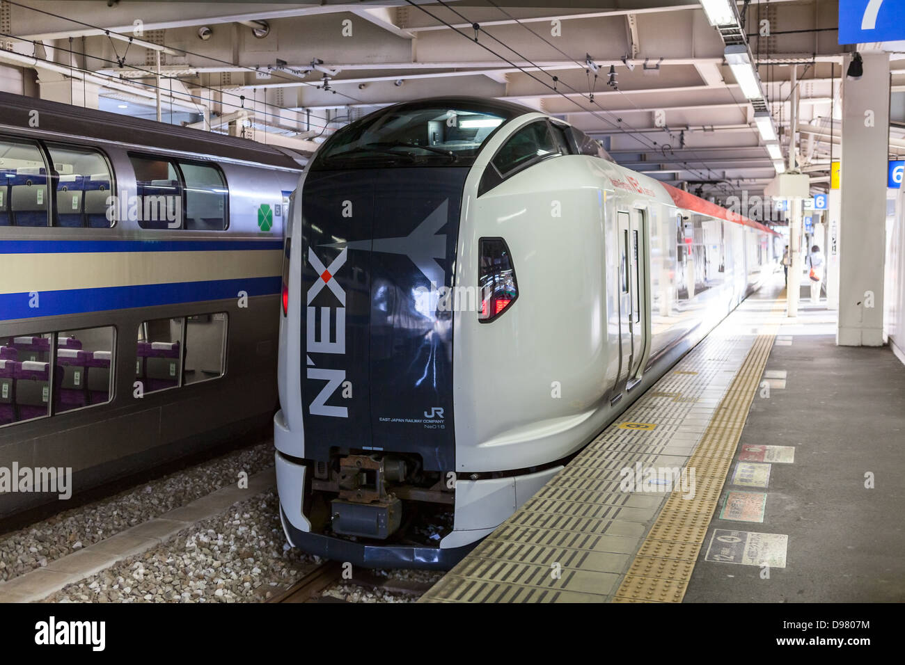 NEX - Narita Express treno è un trasferimento da Tokyo City all'Aeroporto di Narita, Giappone. Stazione di Shinjuku Foto Stock