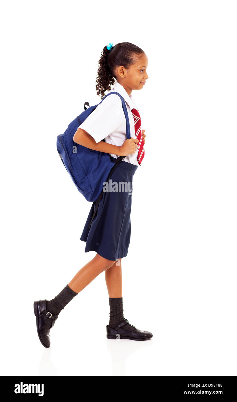 Femmina scuola elementare studente camminando su bianco Foto Stock