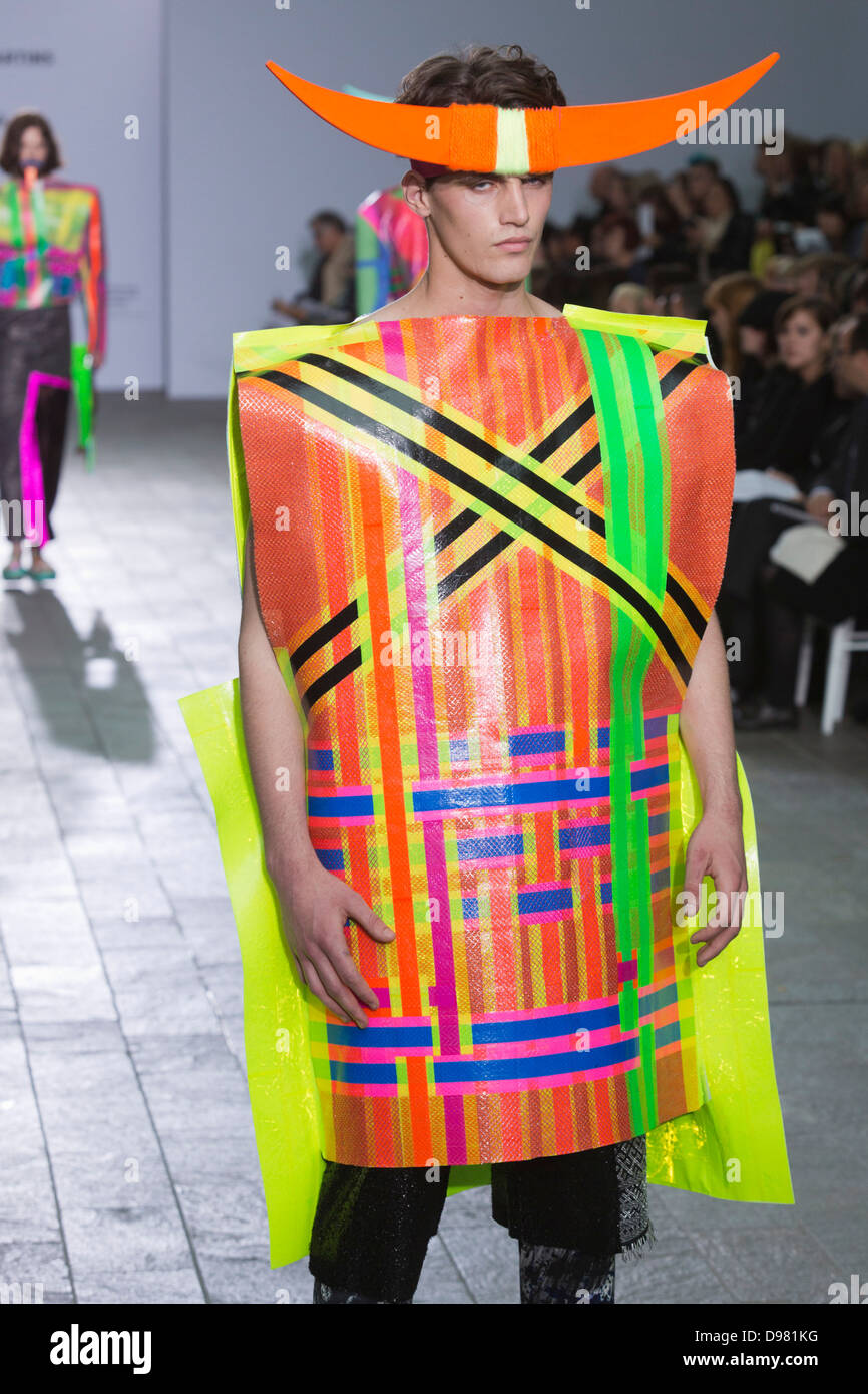 Central Saint Martins BA sfilata di moda con collezioni di laurea studenti di moda. Raccolta da Xue Li. Foto Stock