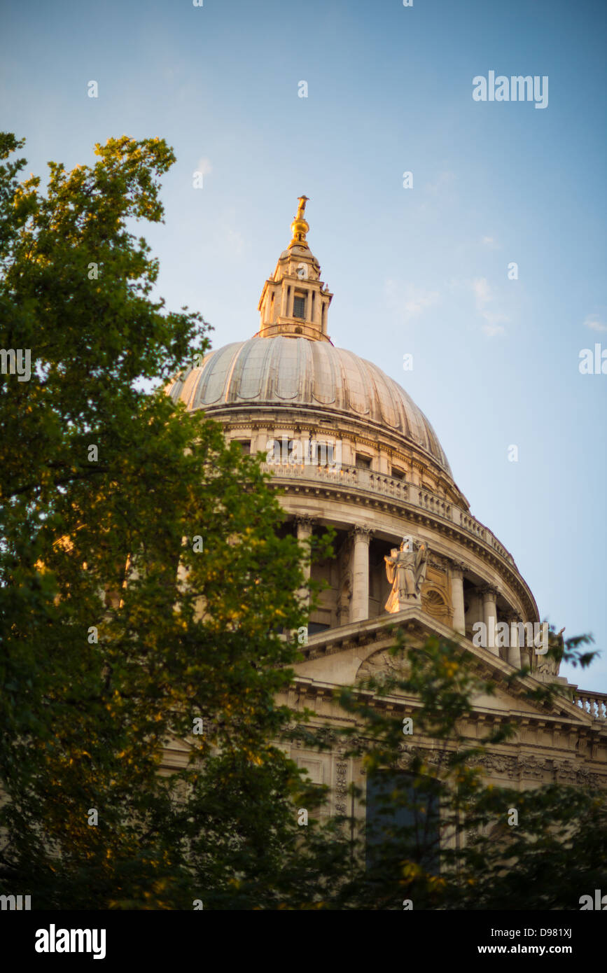 LONDRA, Regno Unito — la cattedrale di St Paul, un capolavoro iconico dell'architettura barocca inglese, sovrasta lo skyline della città come simbolo del significato spirituale e storico di Londra. Progettata da Sir Christopher Wren e completata nel 1710, la cattedrale è stata sede di numerosi eventi importanti, come matrimoni reali, funerali statali e celebrazioni nazionali. Foto Stock