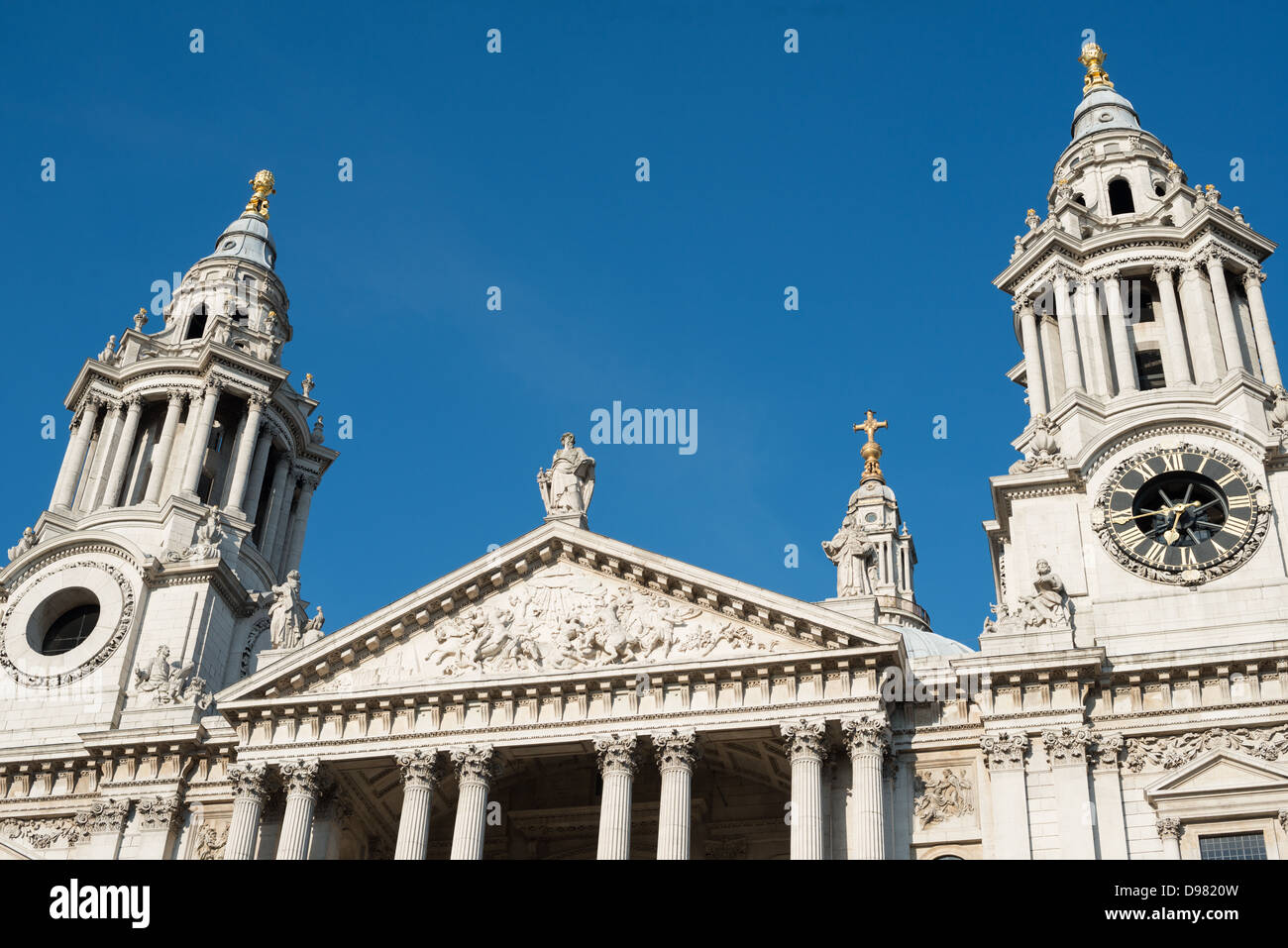 St Paul's Cathedral Conversion of St Paul Pediment London // LONDON, England — il frontone ornato sulla facciata occidentale della Cattedrale di St Paul presenta un drammatico rilievo scultoreo raffigurante la conversione di St Paul, creato da Francis Bird e installato nel 1706. La scultura in pietra calcarea ritrae l'omonimo santo della cattedrale al momento della sua rivelazione divina sulla strada per Damasco, circondato da compagni e soldati che assistono all'evento trasformativo. Questo significativo elemento architettonico si trova sopra il grande portico con la sua doppia fila di colonne corinzie, che formano parte integrante Foto Stock