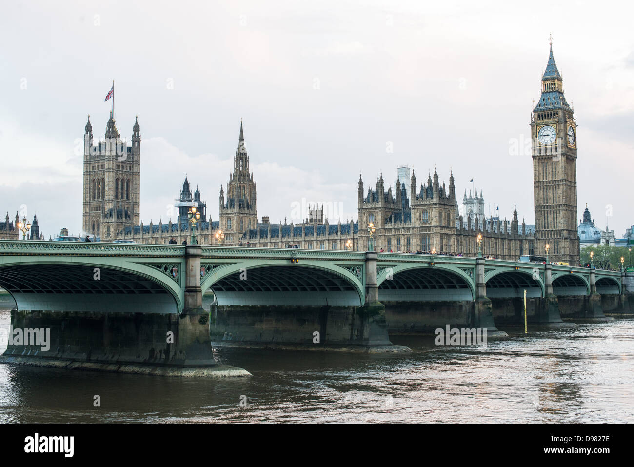 LONDON, Regno Unito - Westminster Bridge oltre il Tamigi, con il Palazzo di Westminster e il Big Ben) in background. La sera presto, con le luci di strada e solo a partire da attivare. Foto Stock