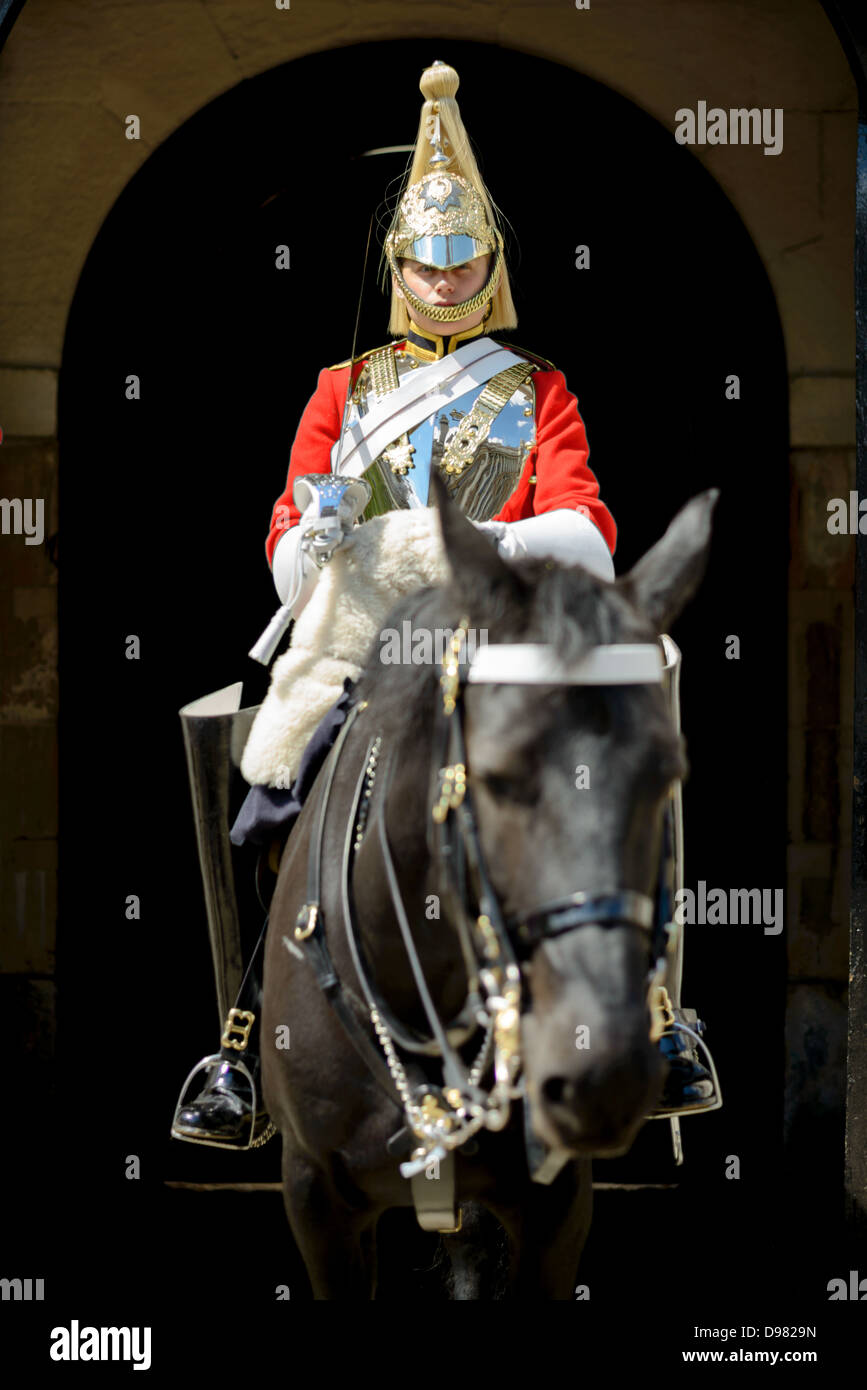 LONDON, Regno Unito - un membro della British elite Arny reggimento della vita delle guardie, che sono parte della cavalleria della famiglia, sta di guardia al di fuori di Whitehall a Londra, Regno Unito. Foto Stock