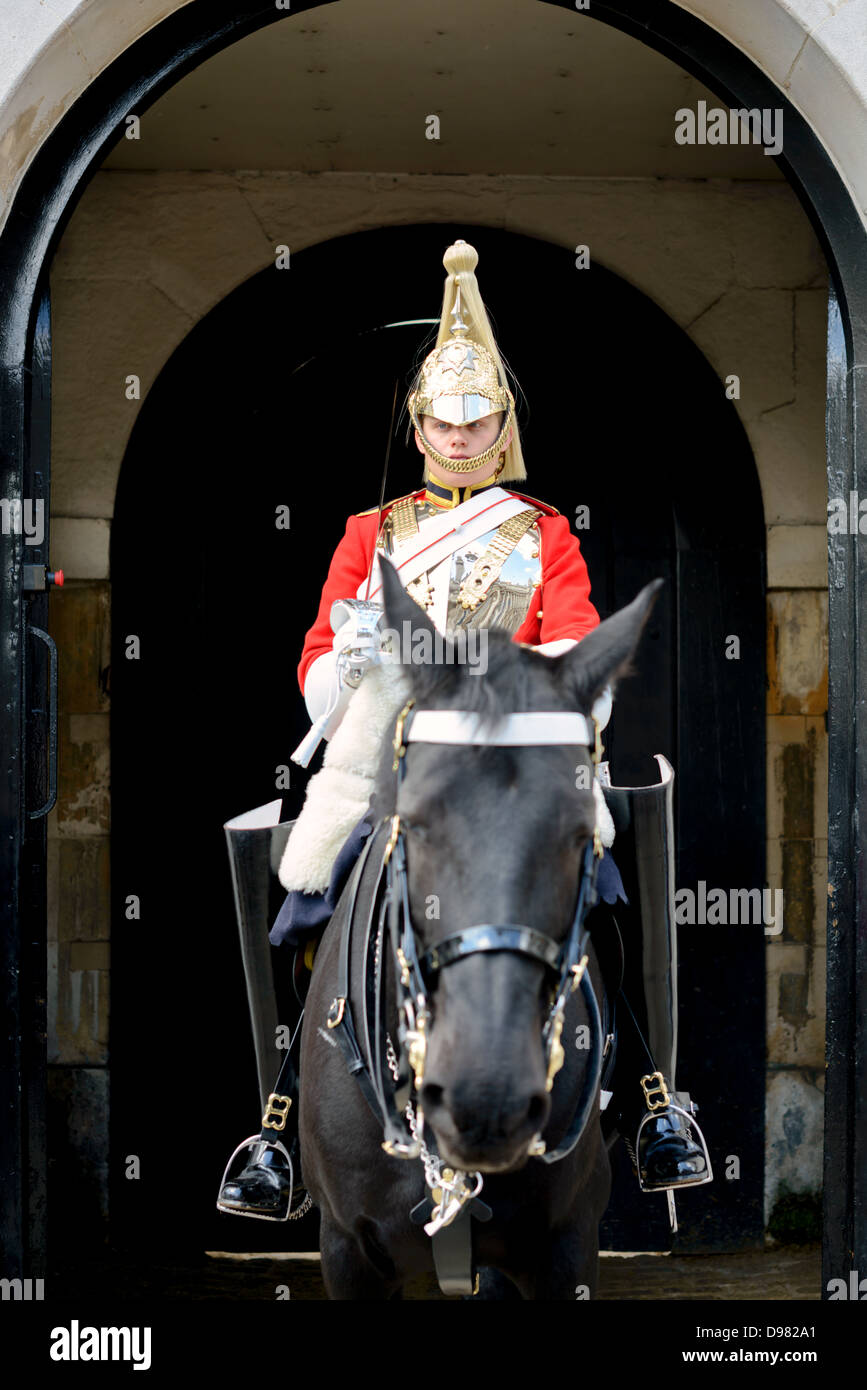 LONDON, Regno Unito - un membro della British elite Arny reggimento della vita delle guardie, che fanno parte della famiglia reale cavalleria, sta di guardia al di fuori di Whitehall a Londra, Regno Unito. Foto Stock