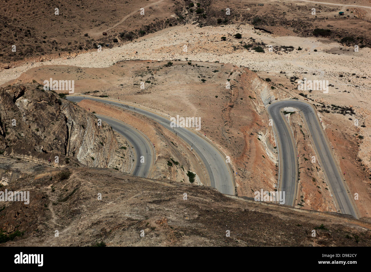 Serpentinenstrasse sul modo di Yemen, scenario della sponda meridionale del Dhofar, Jabal al-Qamar, Oman Foto Stock