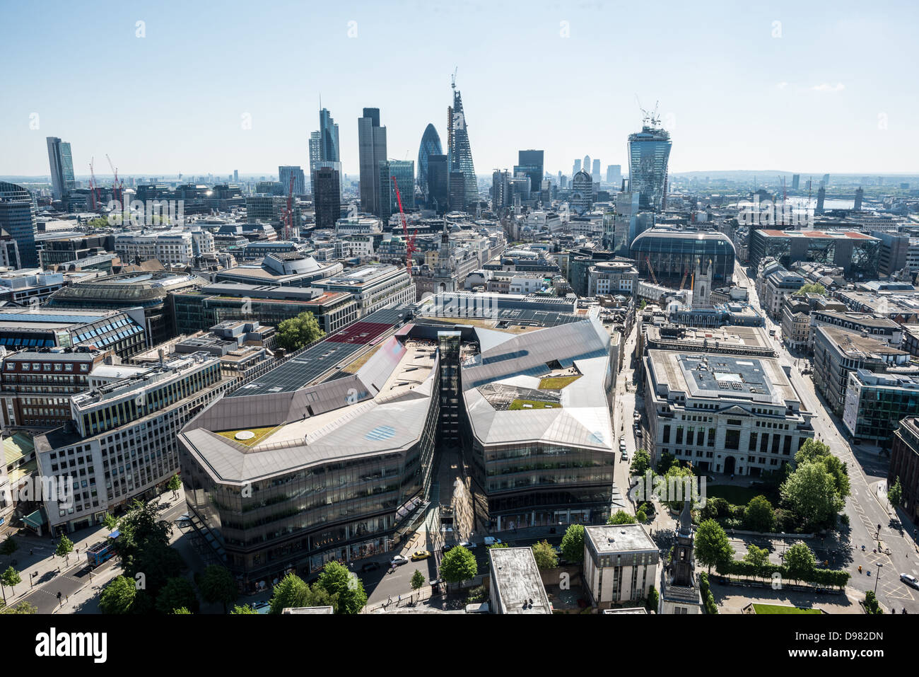 Skyline di Londra dalla cattedrale di St Paul // skyline di Londra visto dalla cima della cupola della cattedrale di St Paul. La nuova costruzione di grattacieli nella City di Londra è sullo sfondo. Foto Stock