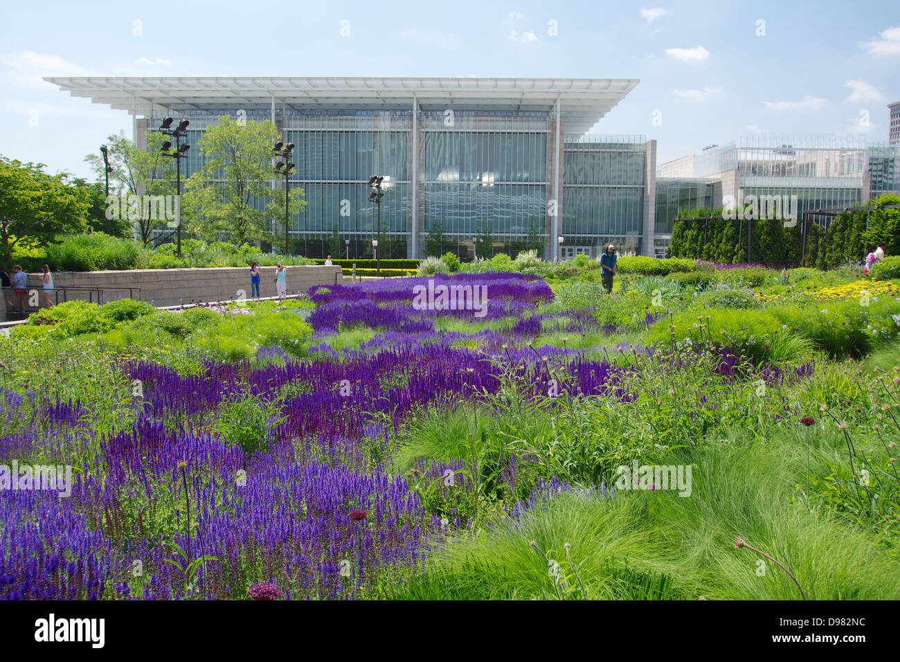 Giardini Lurie, il Millennium Park con la moderna ala dell Istituto d Arte in background Foto Stock