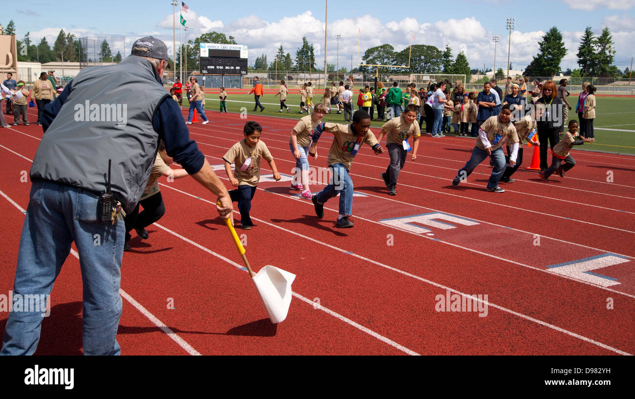 Agli studenti di eseguire una gara sprint a Harry e Lang Stadium Lakewood Washington Foto Stock