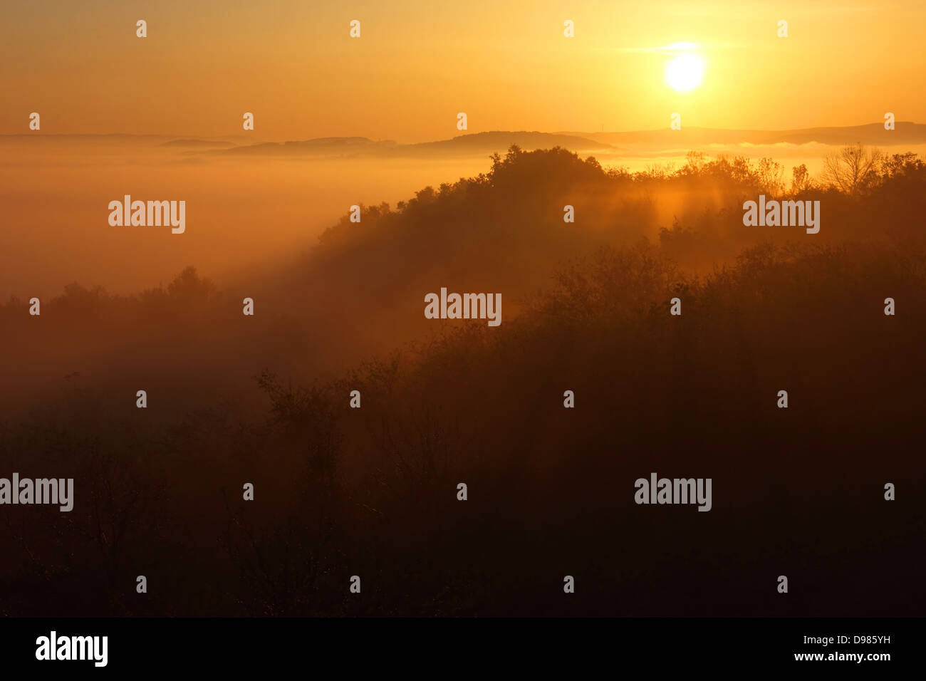 La mattina presto sunrise paesaggio con i raggi di sole che gioca su pendici della montagna. Foto Stock