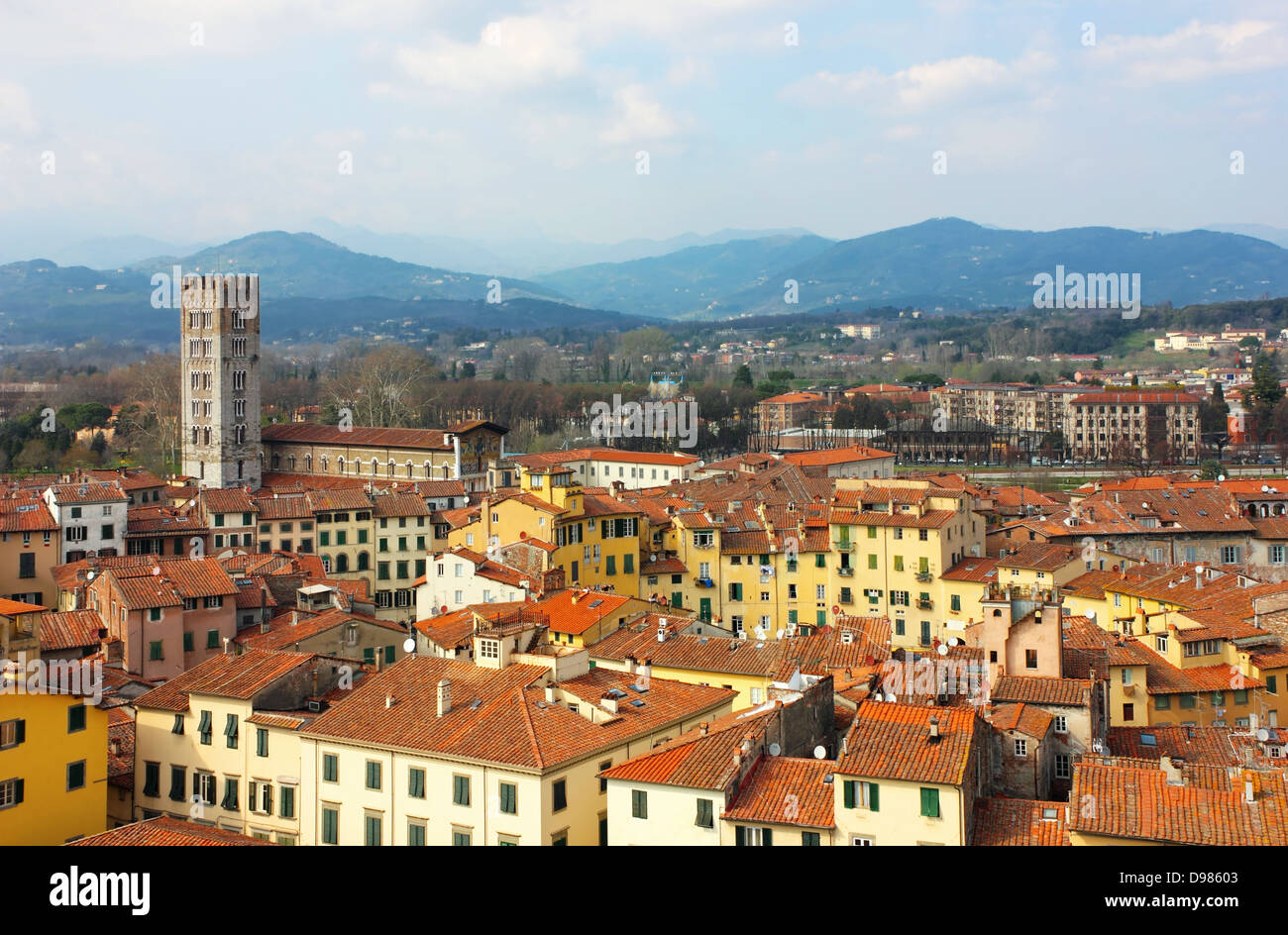 Lucca in Toscana, Italia un' antenna vista panoramica con Piazza dell' Anfiteatro in una luminosa giornata di sole. Foto Stock