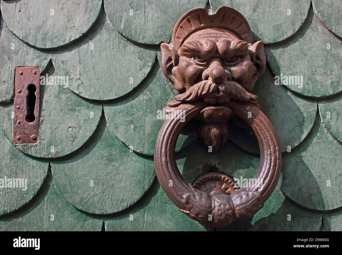 Vecchia porta verde in Pisa, Italia con am invecchiato maniglia arrugginita e il foro per la chiave. Foto Stock