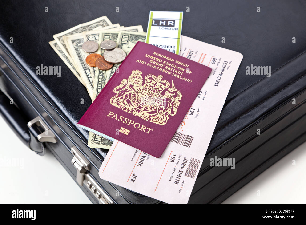Valigetta, passaporto e biglietto aereo, denaro e etichetta bagaglio. Foto Stock