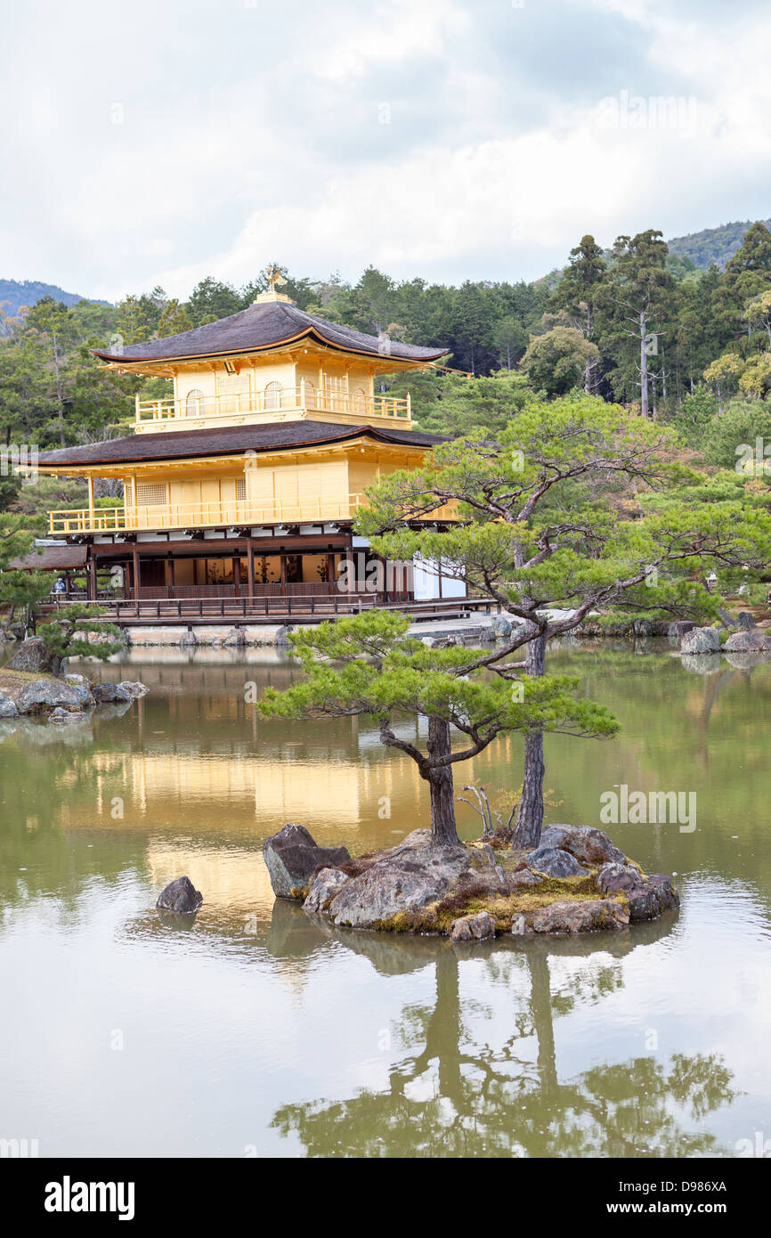 Vista di Kinkaku-ji (il Padiglione Dorato) con stagno inferiore e il giardino nella stagione estiva a Kyoto, Giappone, 2012 Foto Stock