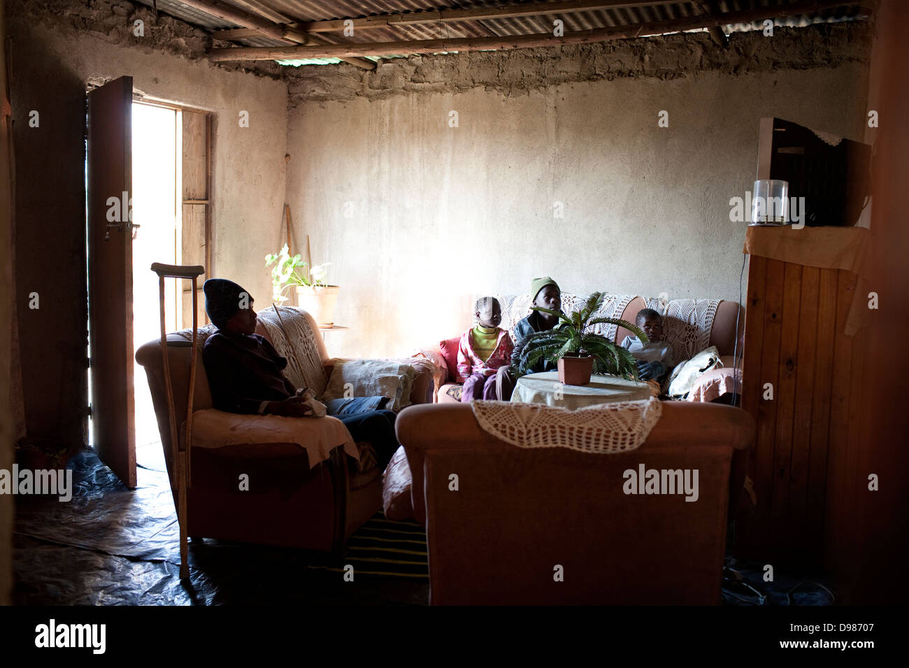 Amanda Nkosi 35 orologi bambini TV in home in Mataffin in Nelspruit sudafricana Amanda era stato girato in gamba da parte della polizia durante Foto Stock