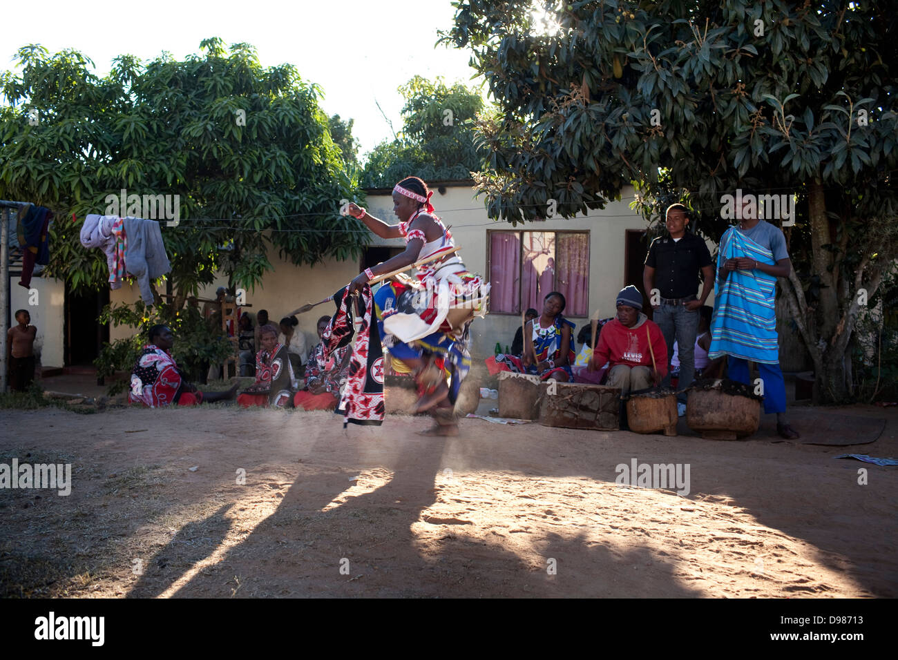 Una femmina di sangoma danze durante una cerimonia di iniziazione in Peernars Mpumalanga in Sudafrica avvia aveva sei mesi di intensa Foto Stock