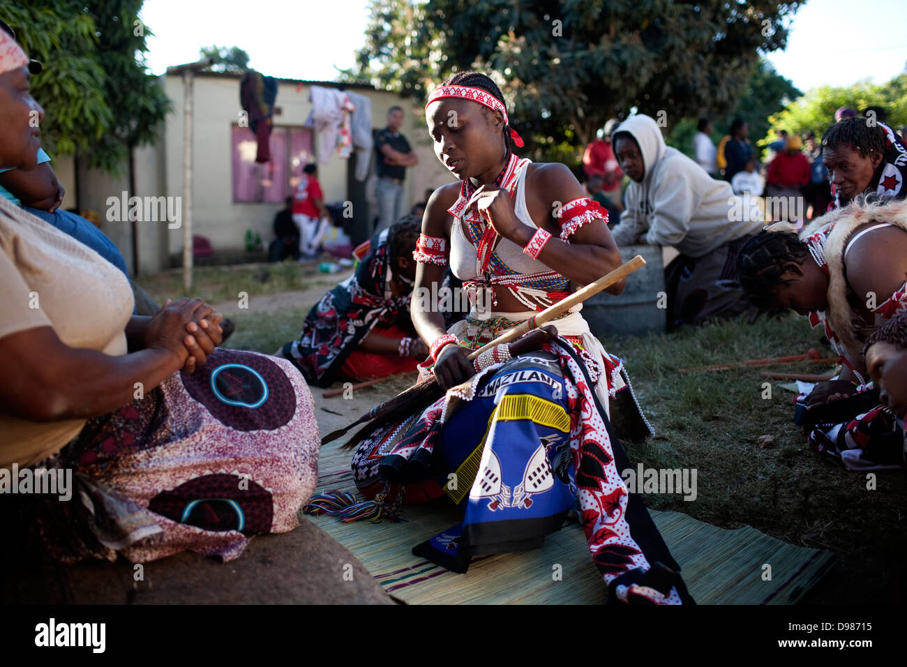 Una femmina di sangoma parla a Maestra Lucia Thembani durante la cerimonia di iniziazione in Peernars Mpumalanga in Sudafrica avvia avuto Foto Stock