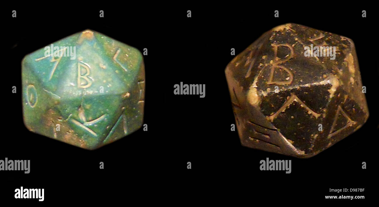 In steatite poliedro inscritto con lettere dell'alfabeto greco. 2nd-III secolo D.C. con un faience poliedro inscritto con lettere dell'alfabeto greco anche 2nd-III secolo D.C. Roman Foto Stock