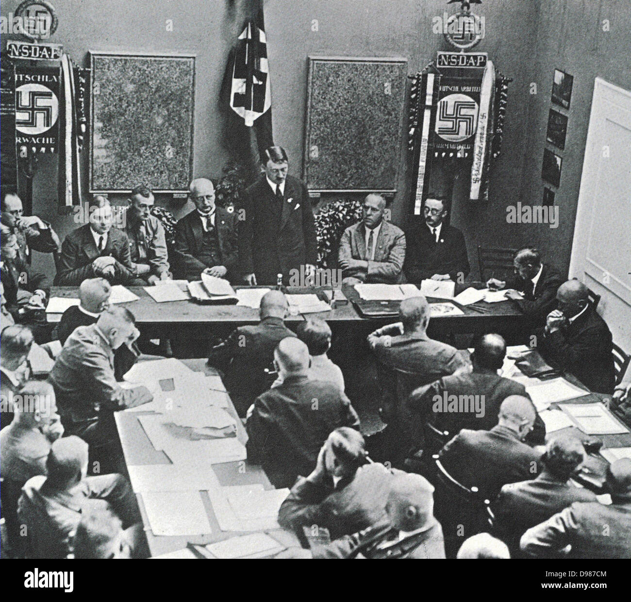 Hitler a Monaco di Baviera rivolgendosi a una riunione della NSDAP nel 1925. Terza a sinistra di Hitler è Alfred Rosenberg, sulla destra sono Gregor Strasser e Heinrich Himmler. Estrema destra mediante la porta è Julius Streicher. Foto Stock