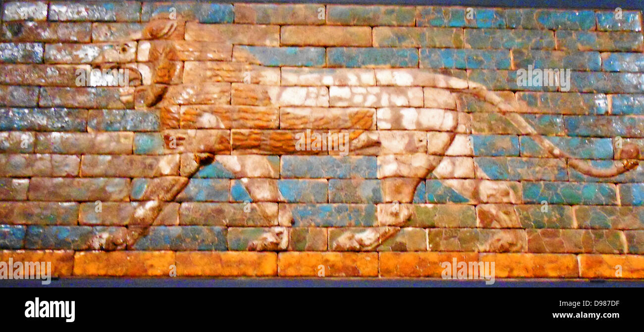 Ceramica pannello vetrato con leone a piedi da Babilonia, Mesopotamia. Neo-Babylonian ca. 604-562 A.C. Durante il regno di Nabucodonosor II (r. 604-562 a.C.), l'impero Neo-Babylonian ha raggiunto il suo picco. Mattoni smaltati sono stati utilizzati per la costruzione. Questi pannelli decorati della città di cancelli e edifici. Foto Stock