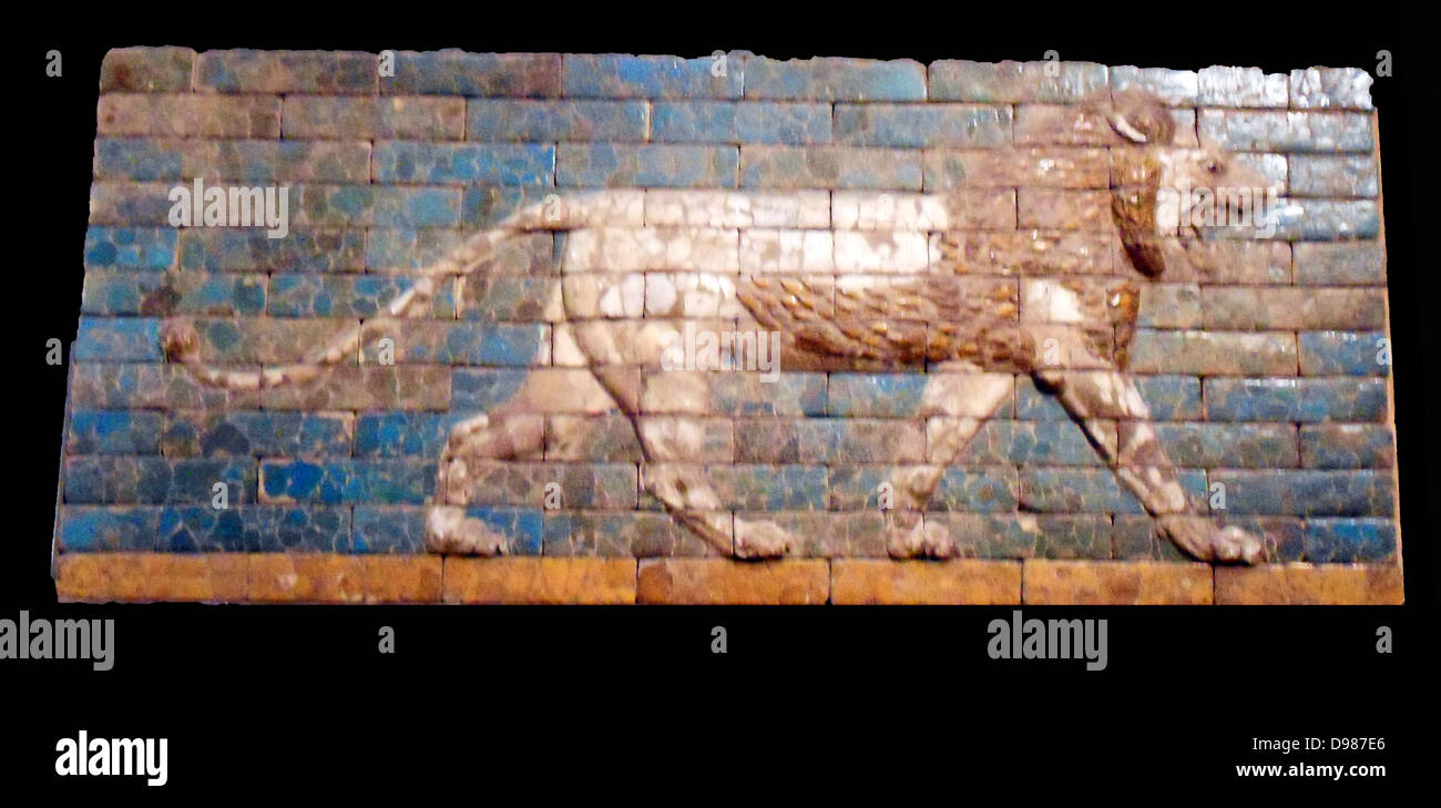 Ceramica pannello vetrato con leone a piedi da Babilonia, Mesopotamia. Neo-Babylonian ca. 604-562 A.C. Durante il regno di Nabucodonosor II (r. 604-562 a.C.), l'impero Neo-Babylonian ha raggiunto il suo picco. Mattoni smaltati sono stati utilizzati per la costruzione. Questi pannelli decorati della città di cancelli e edifici. Foto Stock