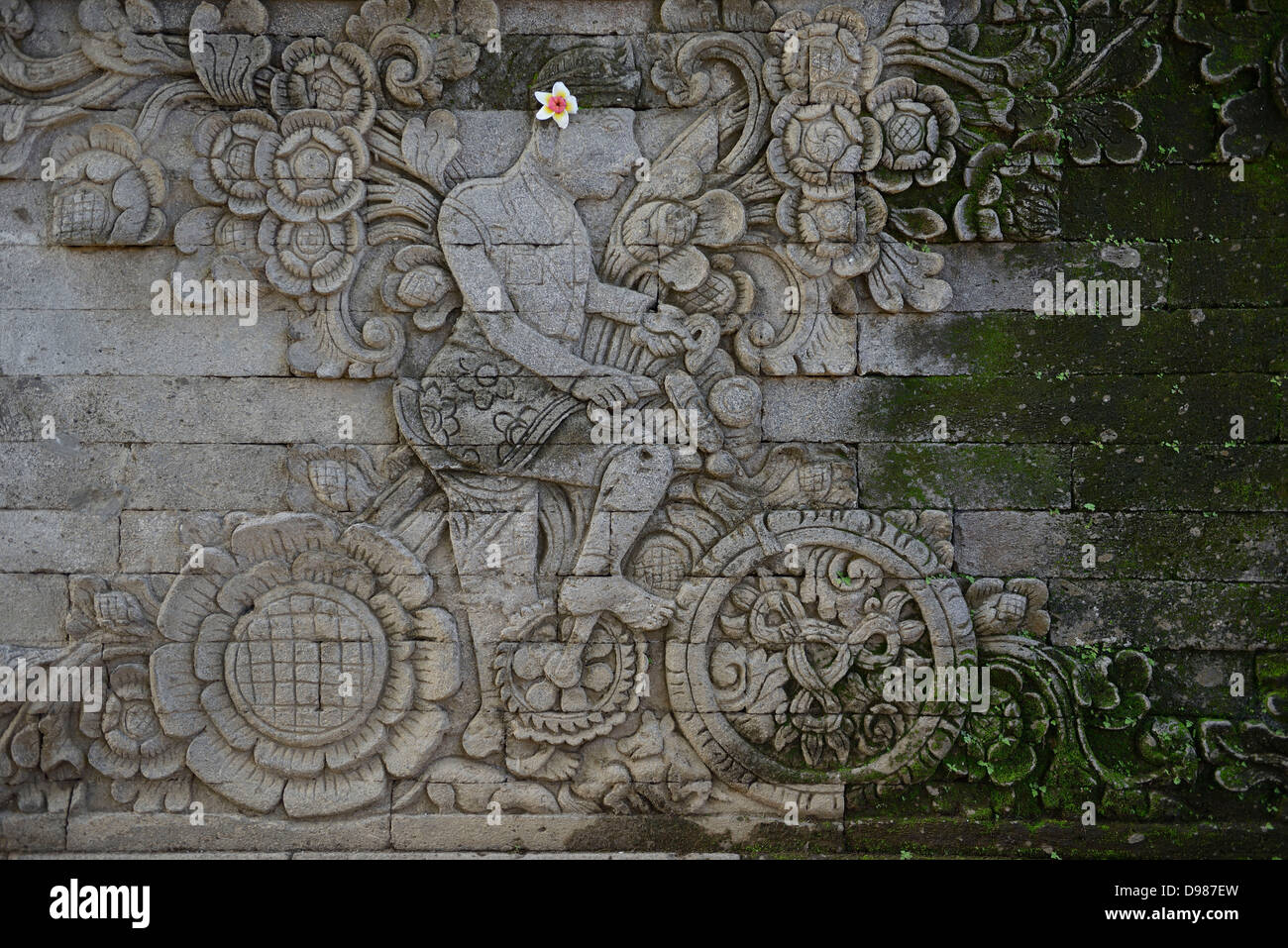 Indonesia, Bali, Kubutambahan, Pura Meduwe Karang tempio, l'altare scultura a parete che mostra il ciclista olandese 1904 Foto Stock